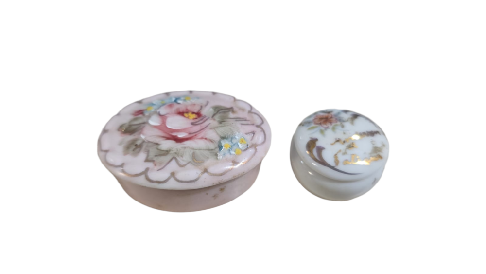 Par de pequenos potiches de porcelana pintados a mão