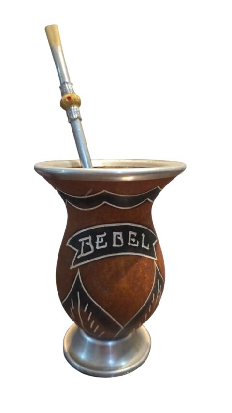Cuia de chimarrão com bomba, Bebel