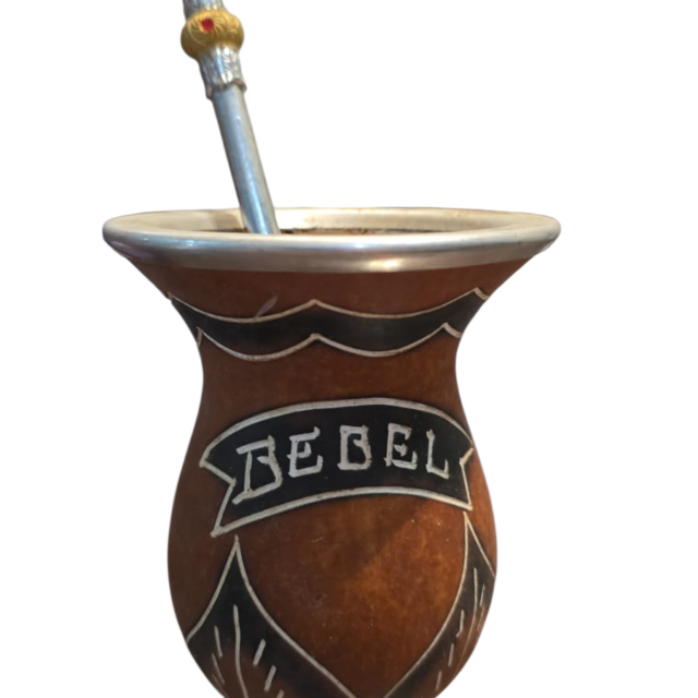 Cuia de chimarrão com bomba, Bebel