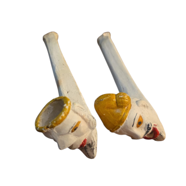 Par de antigos cachimbos artesanais de cerâmica pintados a mão