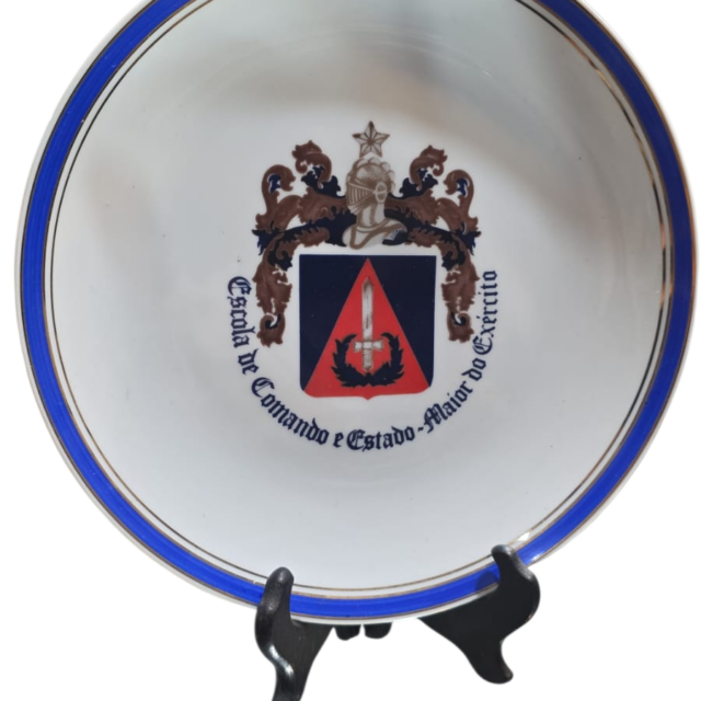 Rara e antiga porcelana, com temática militar, bem colecionável