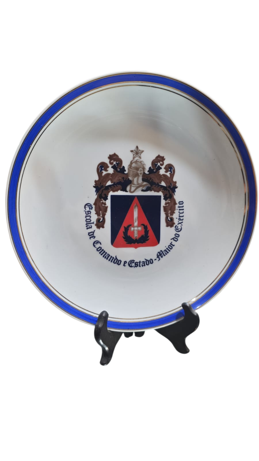 Rara e antiga porcelana, com temática militar, bem colecionável