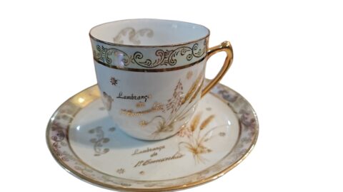 Antiga xícara de chá de porcelana com arte eucarística