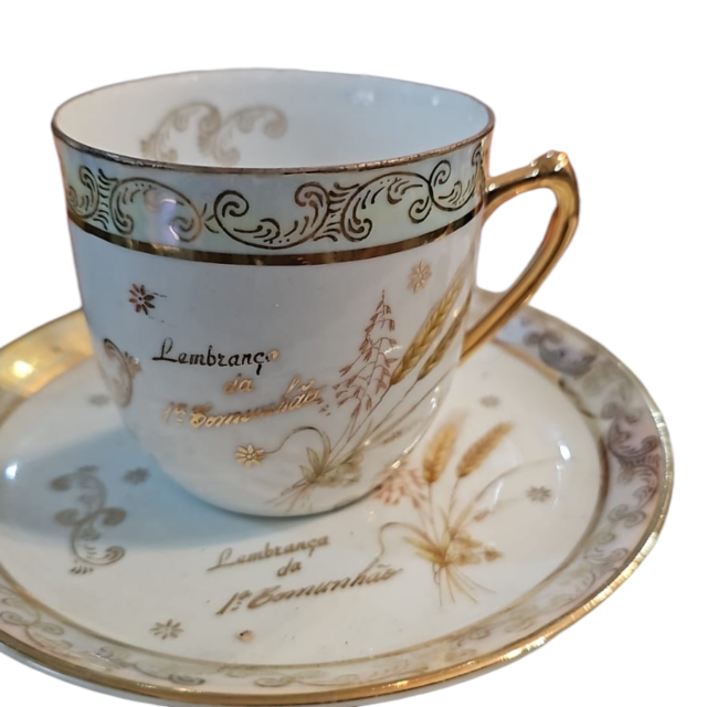 Antiga xícara de chá de porcelana com arte eucarística
