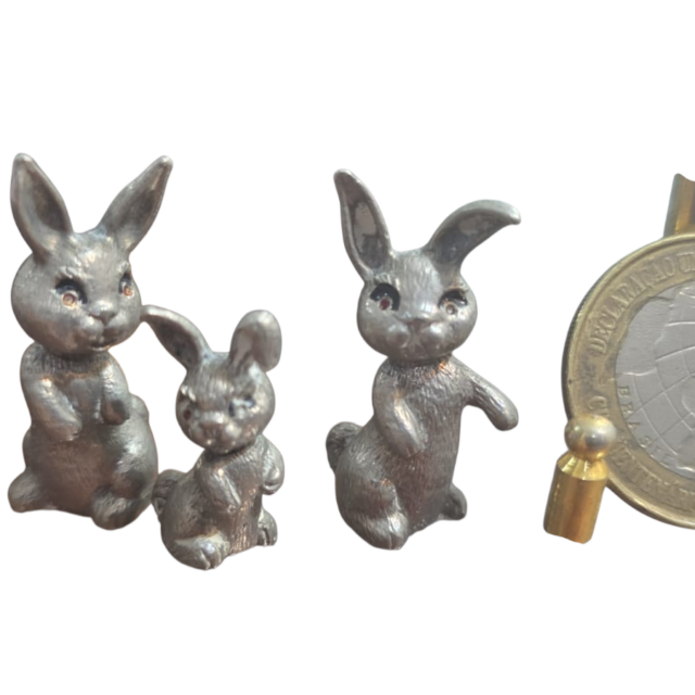 Antigo trio de coelhinhos de metal