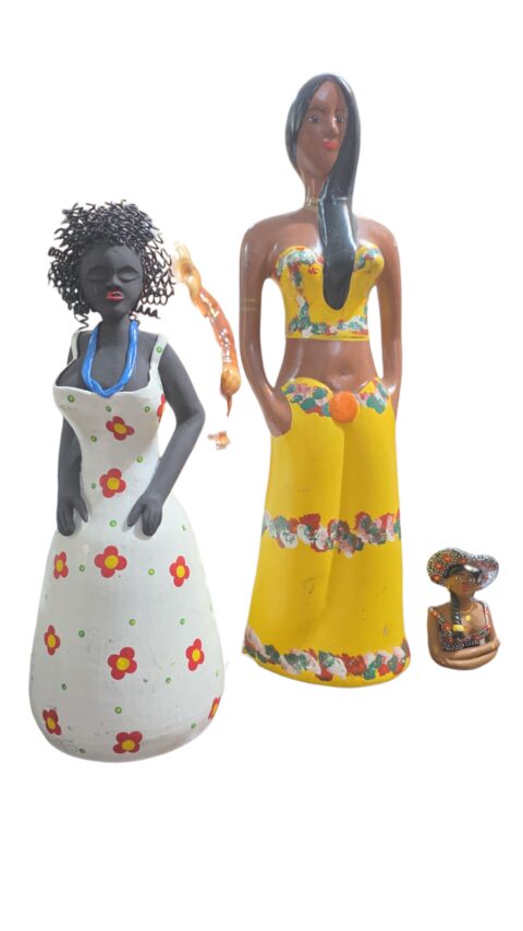 Trio de esculturas artesanais de cerâmica