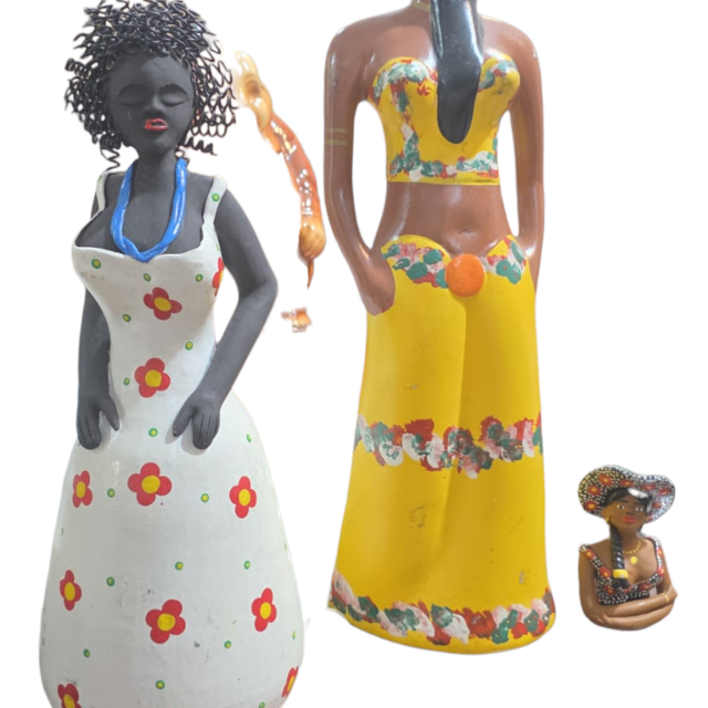 Trio de esculturas artesanais de cerâmica