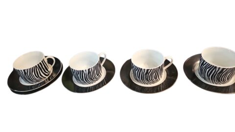 Quatro xícaras de chá de porcelana