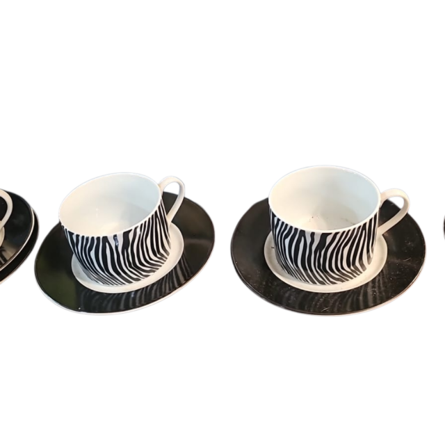 Quatro xícaras de chá de porcelana