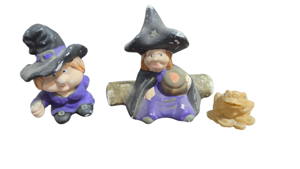 Trio bruxinhas de porcelana e sapo de resina