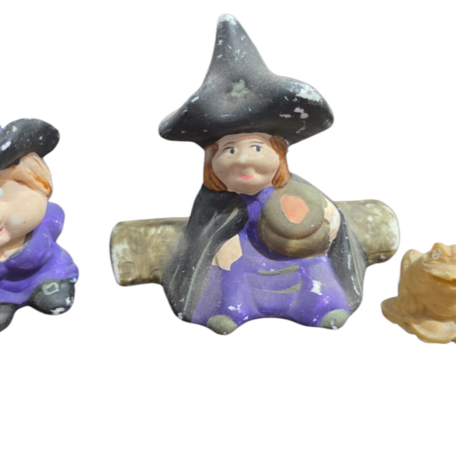 Trio bruxinhas de porcelana e sapo de resina