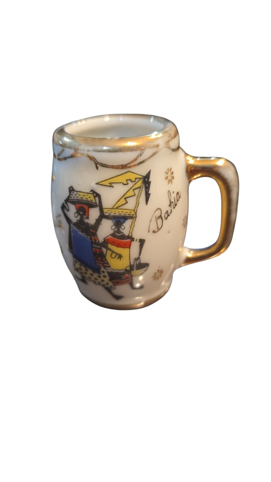 Antiga porcelana com arte feita a mão e dourações