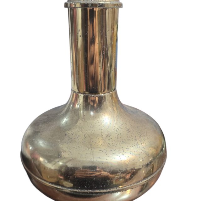 Antiga e rara garrafa bojuda em dourado metal
