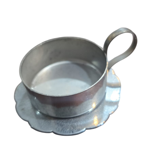 Pequena base para xícara de metal