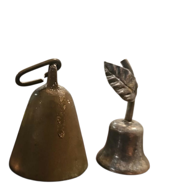 Par de antigos sinos espessurados a prata e de bronze