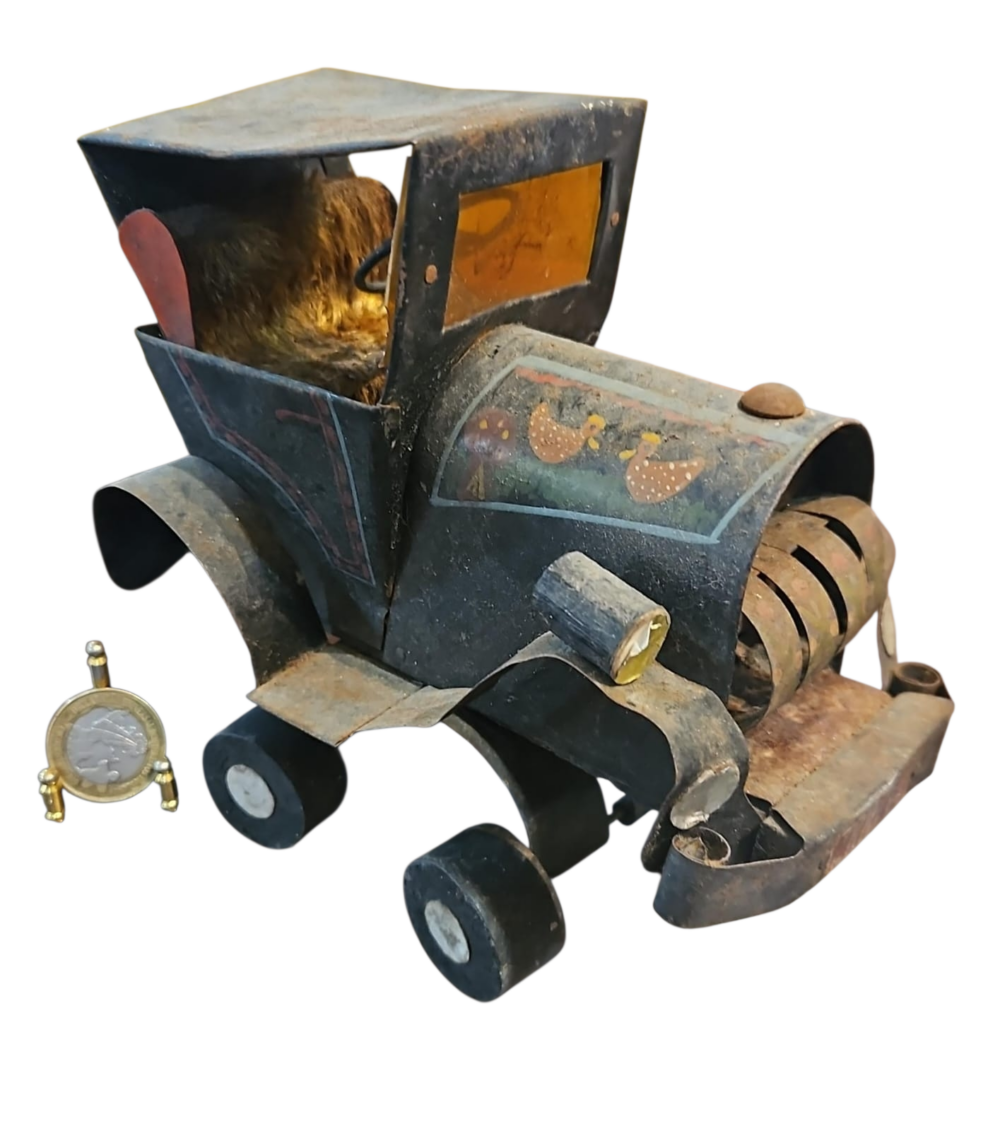 Antigo carro de metal artesanal