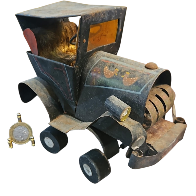 Antigo carro de metal artesanal