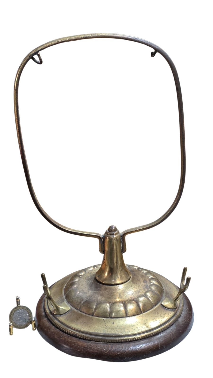 Estrutura de Gongo em dourado metal e base de madeira