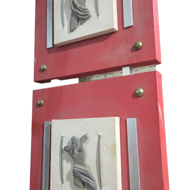 Grande quadro com arte em metal representando anatomia corporal grega