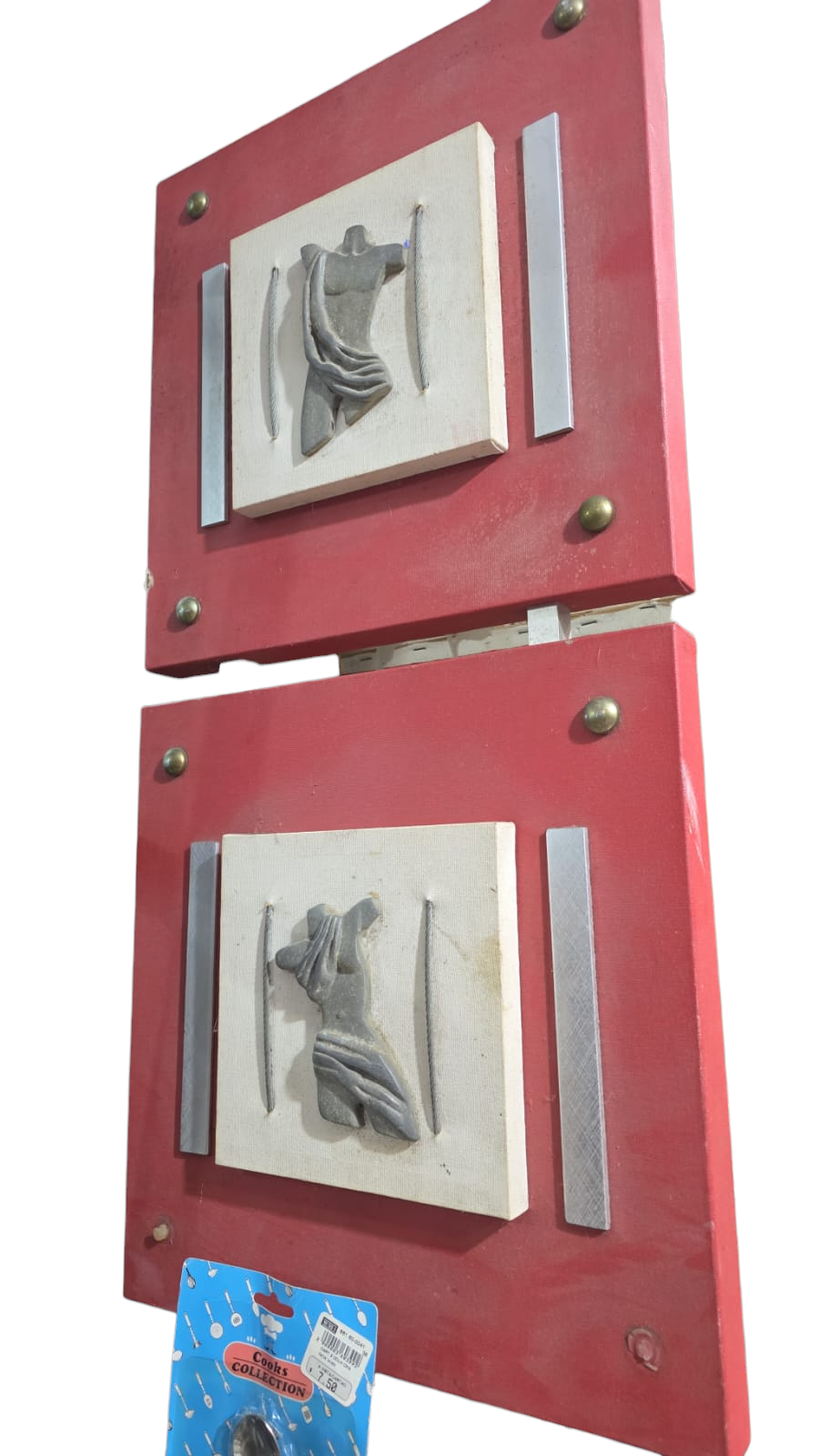 Grande quadro com arte em metal representando anatomia corporal grega