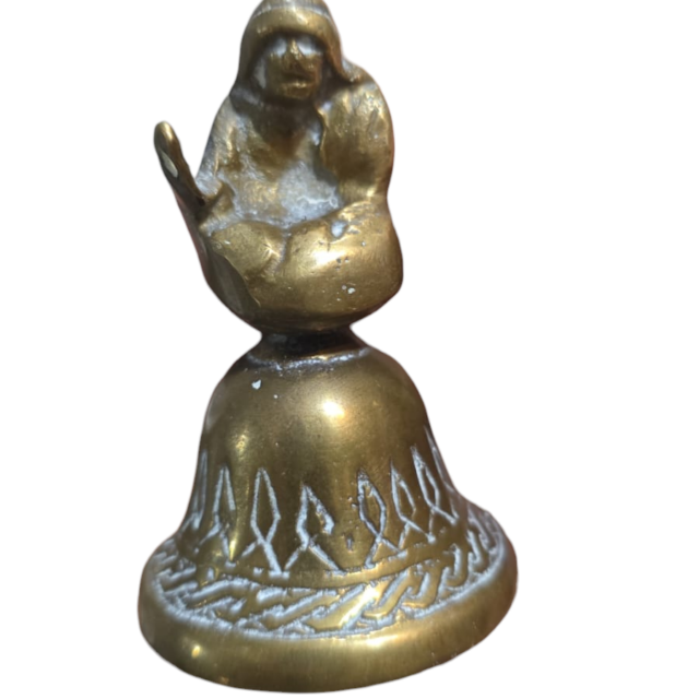 Antigo sino de bronze, bela escultura no topo