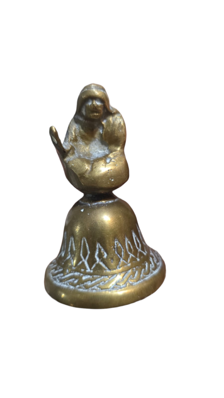 Antigo sino de bronze, bela escultura no topo