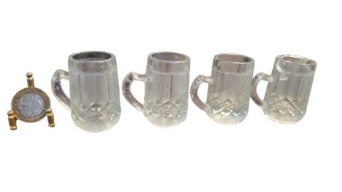Conjunto de antigas e pequenas canecas