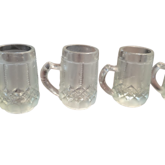 Conjunto de antigas e pequenas canecas