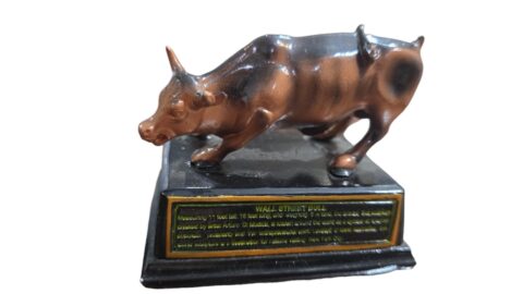 Escultura assinada de touro, réplica da famosa escultura "Wall Street Bull" (Charging Bull)