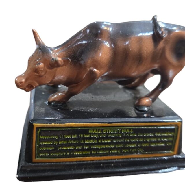 Escultura assinada de touro, réplica da famosa escultura "Wall Street Bull" (Charging Bull)