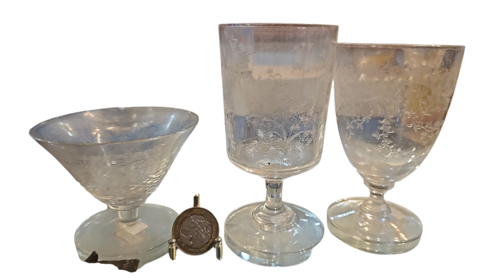 Taças de cristal com belas lapidações