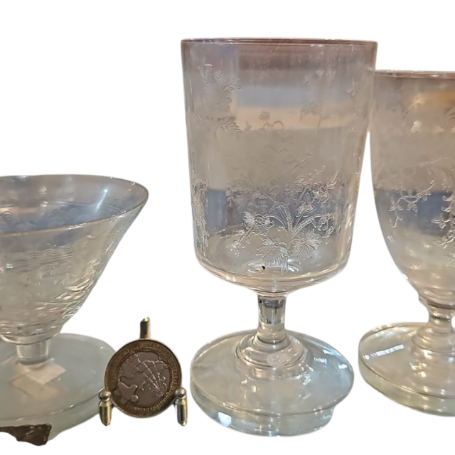 Taças de cristal com belas lapidações