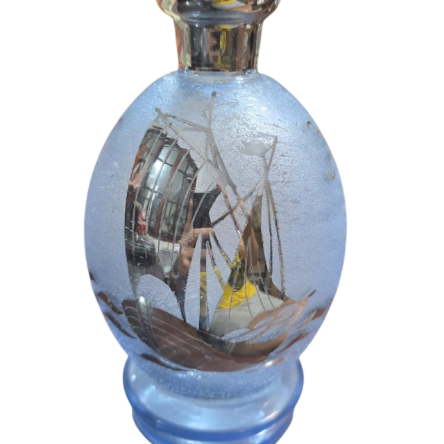 Elegante vaso antigo com bela arte náutica espelhada