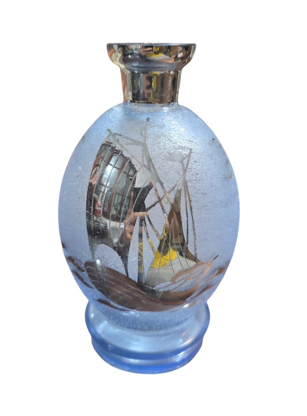 Elegante vaso antigo com bela arte náutica espelhada