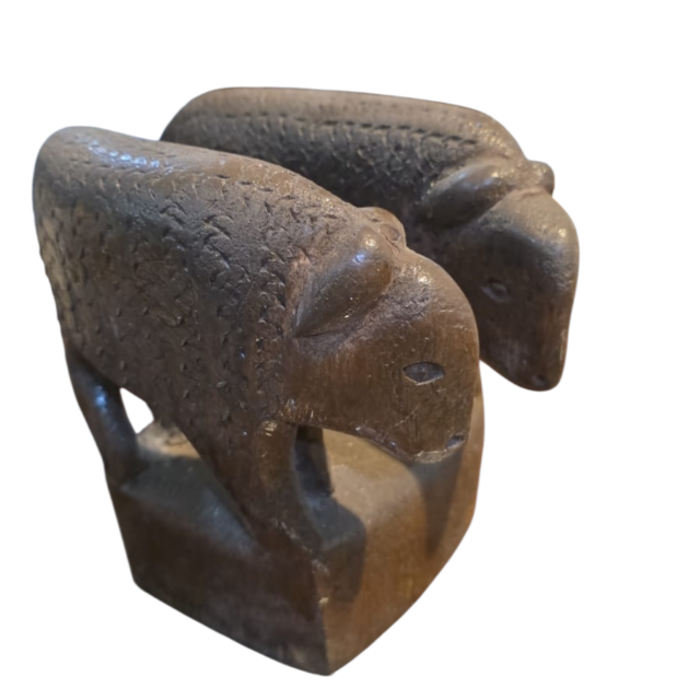Antiga escultura entalhada em madeira