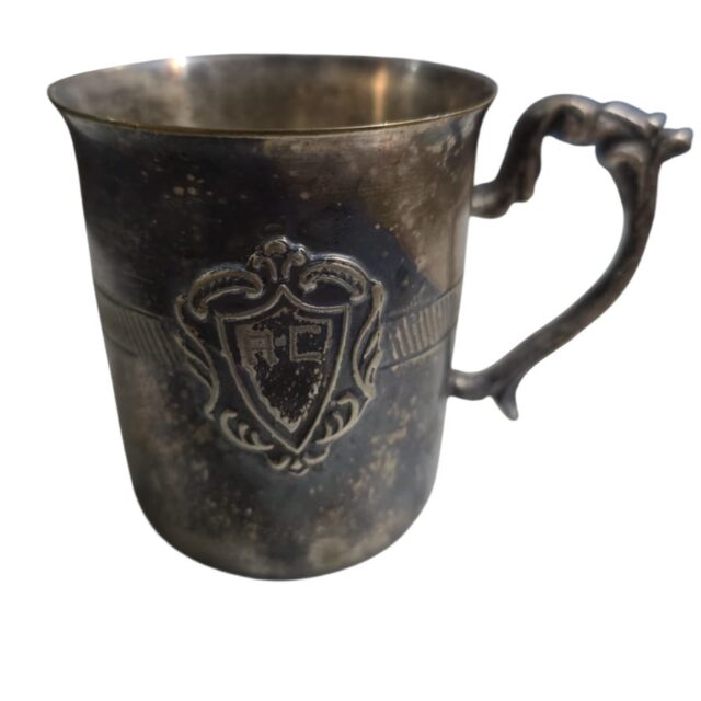 Caneca antiga espessurada a prata com bela alça
