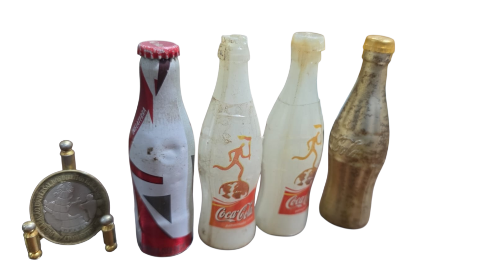 Quarteto de antigas garrafinhas colecionáveis Coca-Cola