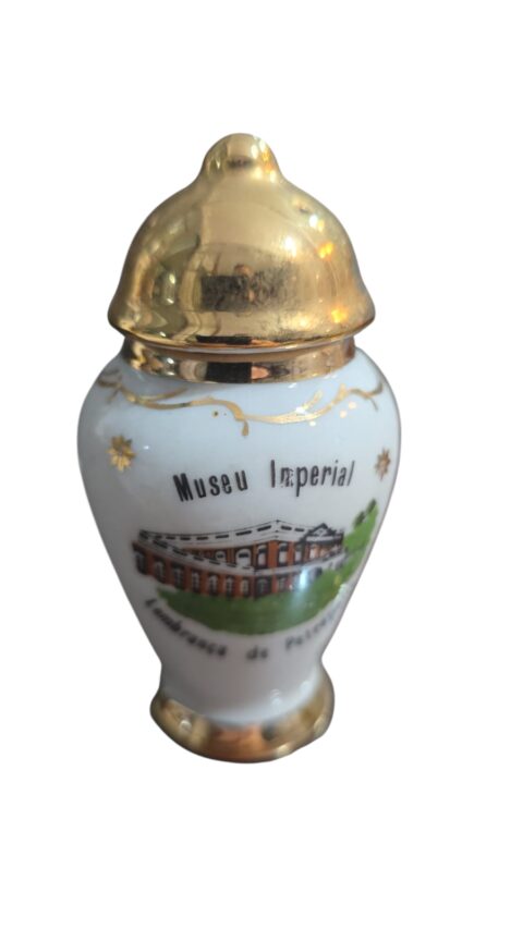 Pequeno e antigo vaso com tampa de porcelana, do Museu Imperial de Petrópolis