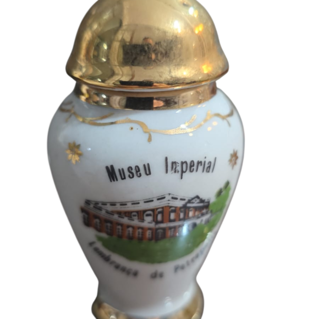 Pequeno e antigo vaso com tampa de porcelana, do Museu Imperial de Petrópolis