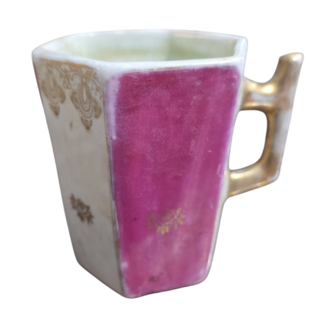 Antiga caneca de porcelana com dourações