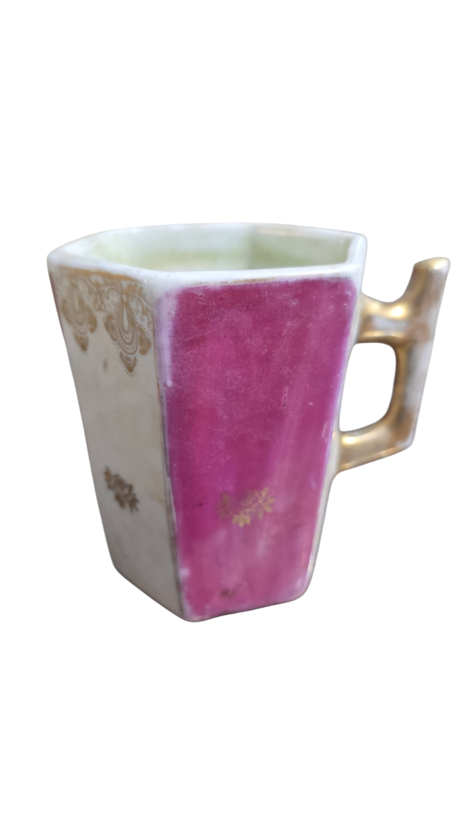 Antiga caneca de porcelana com dourações
