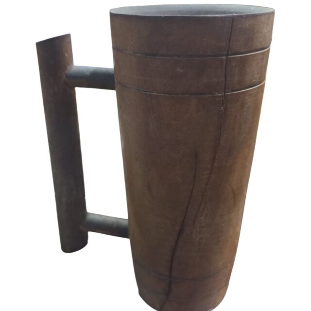 Caneca de madeira com trinca