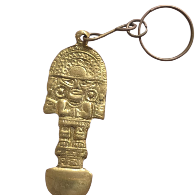 Chaveiro em metal dourado com representação típica dos povos antigos. (valor unitário)