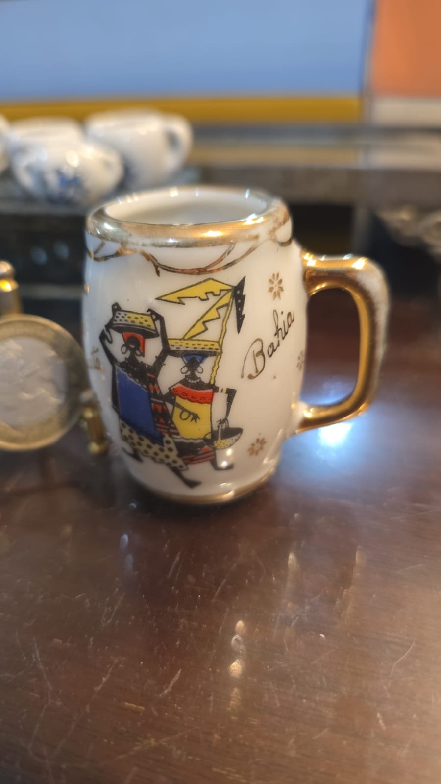 Antiga porcelana com arte feita a mão e dourações - Imagem 2