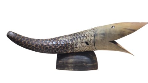 Antiga escultura de chifre representando peixe