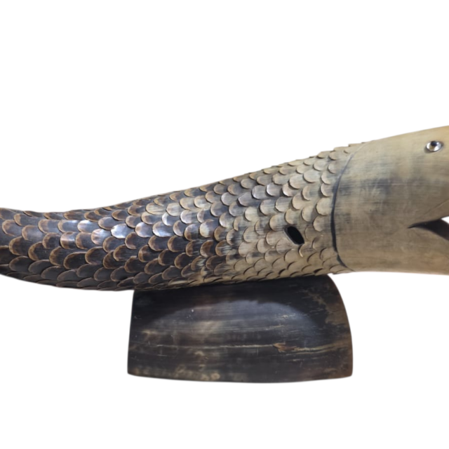 Antiga escultura de chifre representando peixe