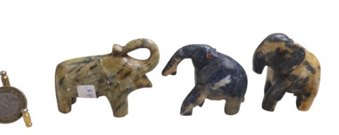 Trio de elefantes de pedra