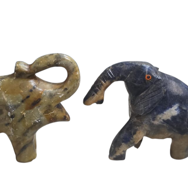 Trio de elefantes de pedra
