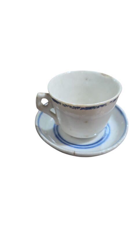 Antiga pequena xícara de porcelana