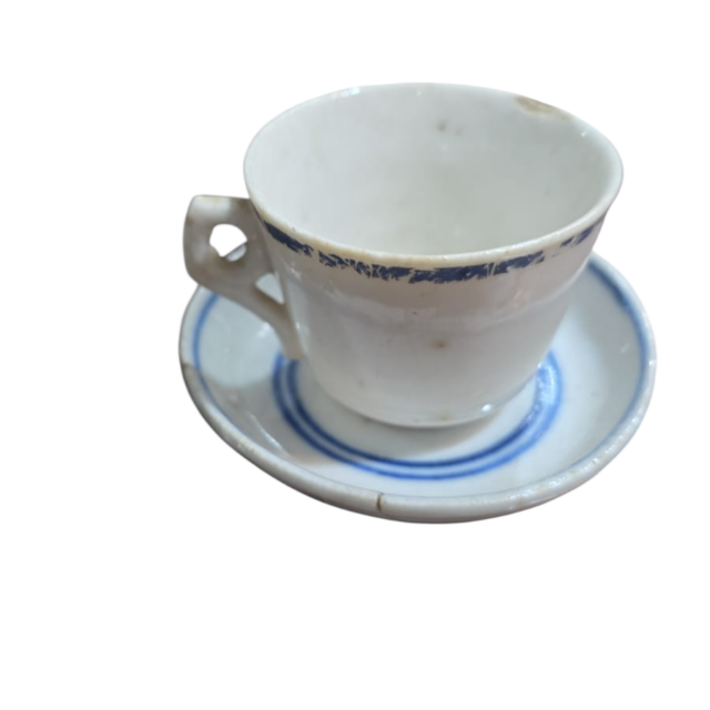 Antiga pequena xícara de porcelana